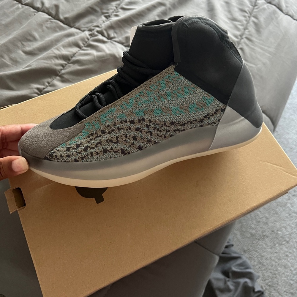 Yeezy QNTM mens sz 7.5 UNWORN